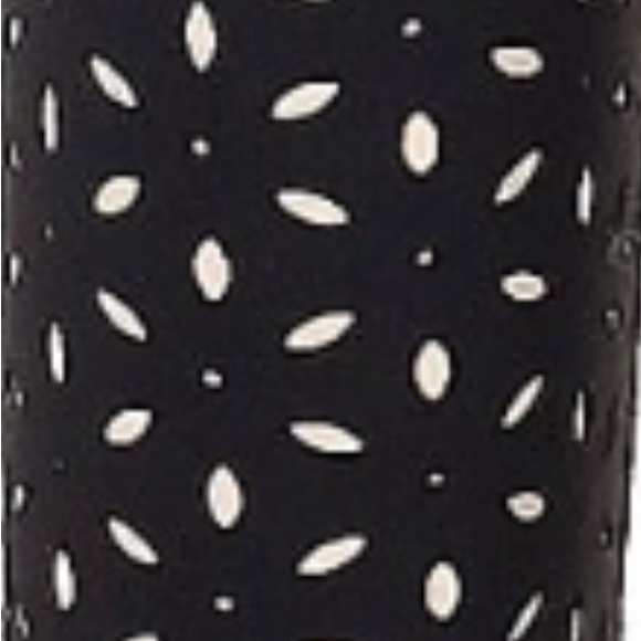 3/4 length legging cute design 🌸bundle with other items and save!! - Picture 2 of 3